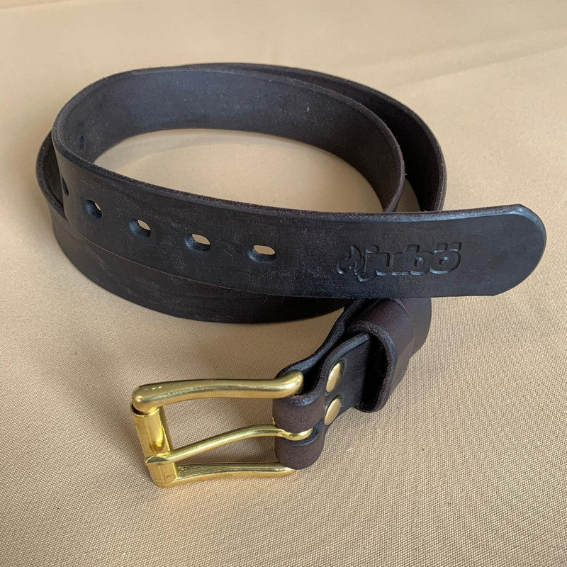 Kožený opasek JUBÖ Bushcraft (nýtovaný) - hnědý (palisandr) - zlatá spona