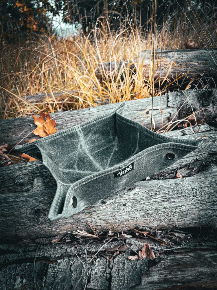 Odkládací miska JUBÖ Bushcraft Waxed Side Plate 33x33 cm