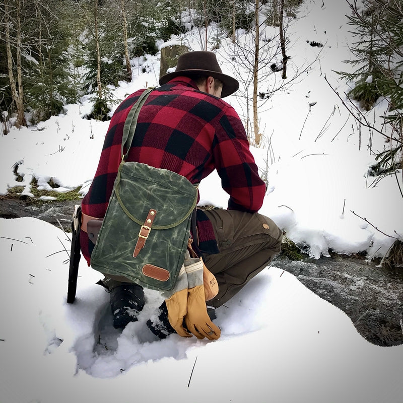 Taška přes rameno JUBÖ Bushcraft WAXED PocketBag - olivová
